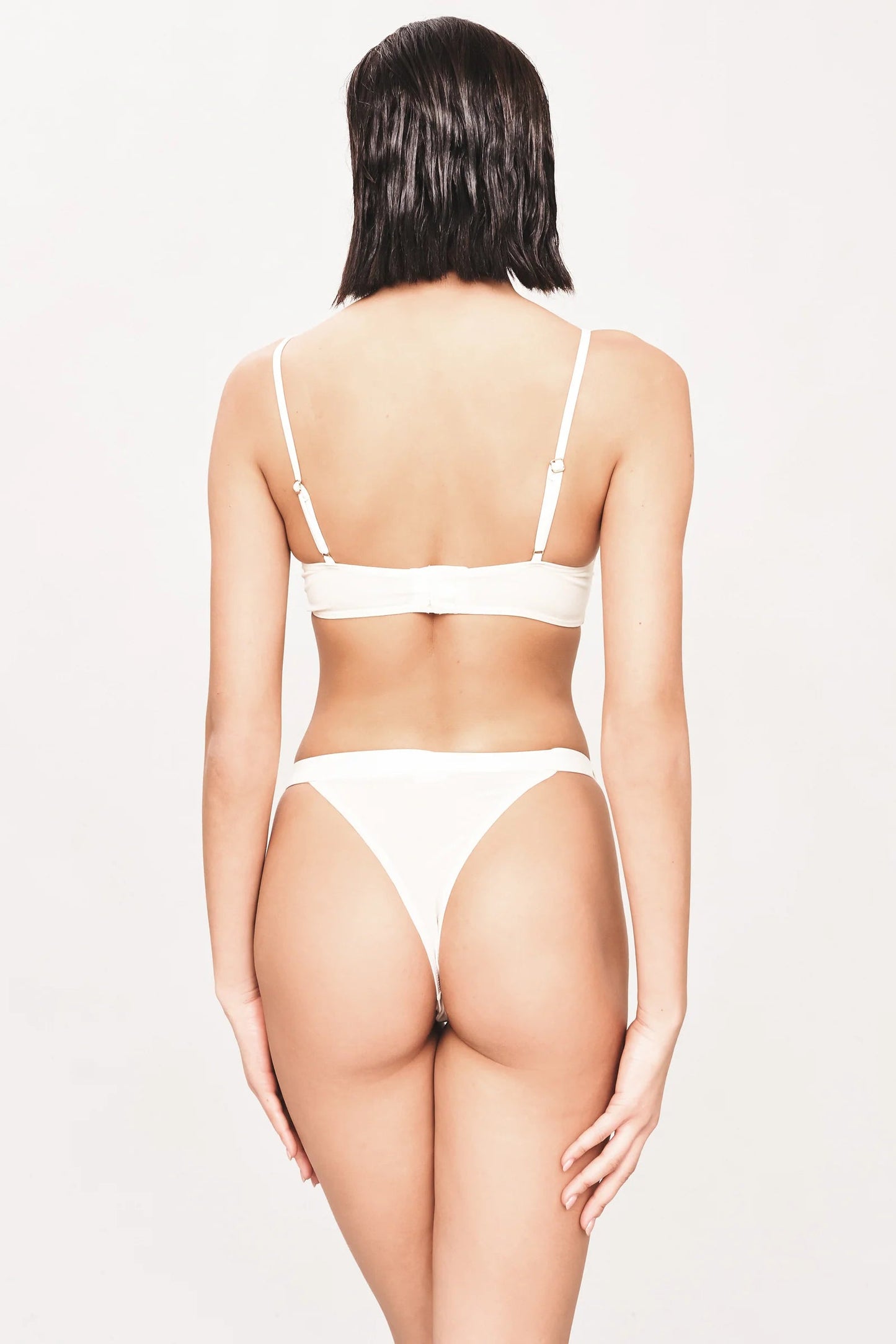 El slip triangular femenino blanco