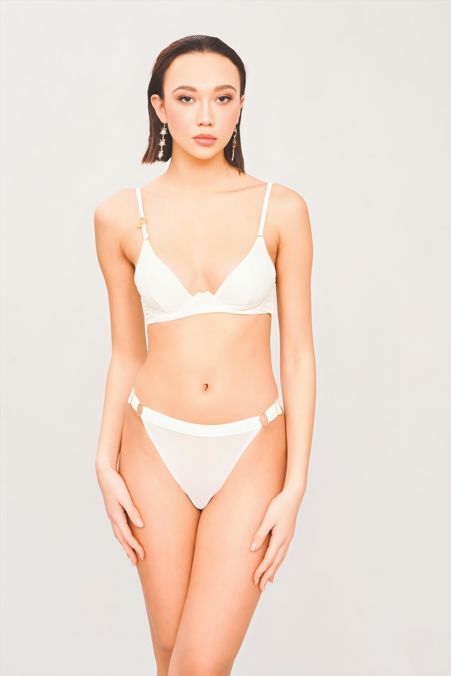 El slip triangular femenino blanco 